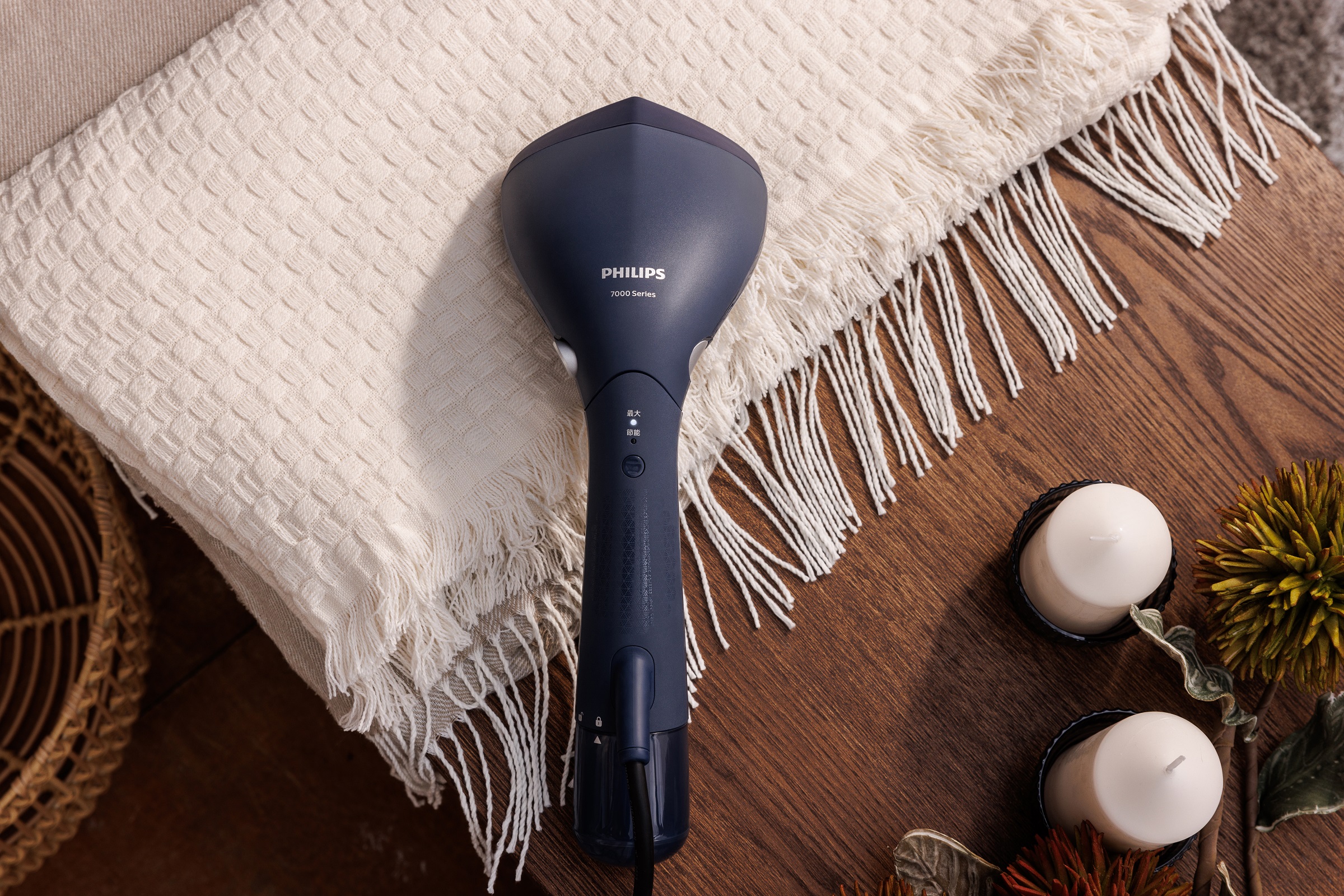 飛利浦推出首款「真二合一手持掛燙機」 STH7020 ，平燙掛燙都可以