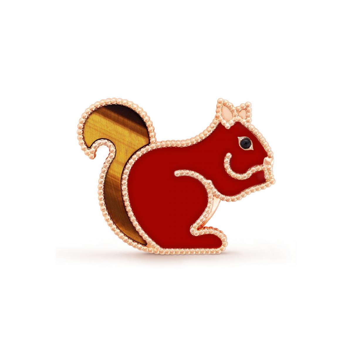 紅玉髓的色澤如夕陽般溫潤，帶著橘紅到深紅的層次感。自古以來，它被視為帶來勇氣與自信的寶石，常被雕刻成護身符或印章。