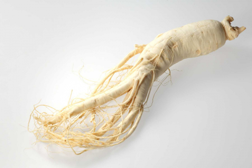 朵茉麗蔻深耕人蔘研究40年，嚴選富含「皂苷」的「7年根長白人蔘根鬚」，透過水溶、油溶、發酵與蒸氣萃取等漢方「修治」技法。​（圖／品牌提供）