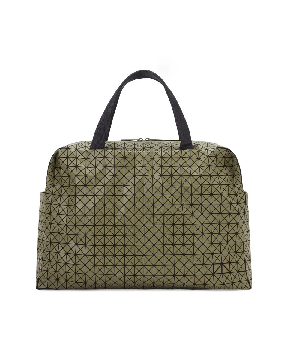 後背包是一款實用度極高的單品，Bao Bao這款「Daypack」，運用更小片的三角形構成，搭配上不容易留下劃痕的材質，讓這款包在以更為實用的面向呈現。