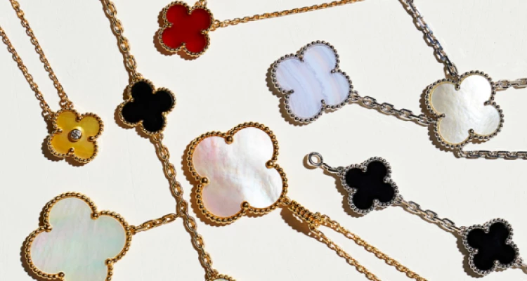 除了原始經典款，「Alhambra」後續衍生出「Vintage Alhambra」、「Magic Alhambra」、「Lucky Alhambra」、「Sweet Alhambra」等系列。外型輪廓看似相同，但在細節設計上巧思滿滿，並在貴金屬底座上鑲嵌不同色澤的寶石。