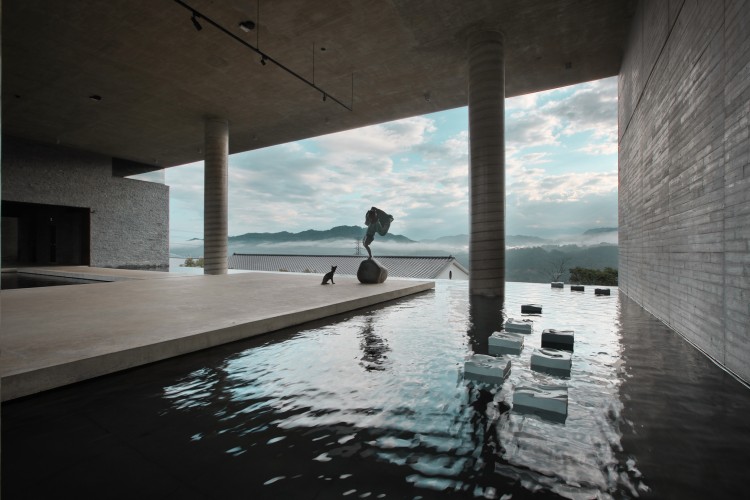 隱身在苗栗三義的翠綠山林中的富貴三義美術館，與周圍自然景致相融，在這裡不僅能欣賞藝術作品，還能在壯麗山景的陪伴下享受片刻靜謐。