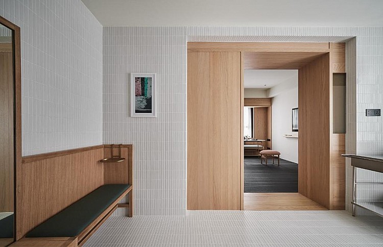 整體空間以柔霧灰與木質調為主色，搭配藝術感燈飾與質感家具，展現簡約卻細膩的美學。