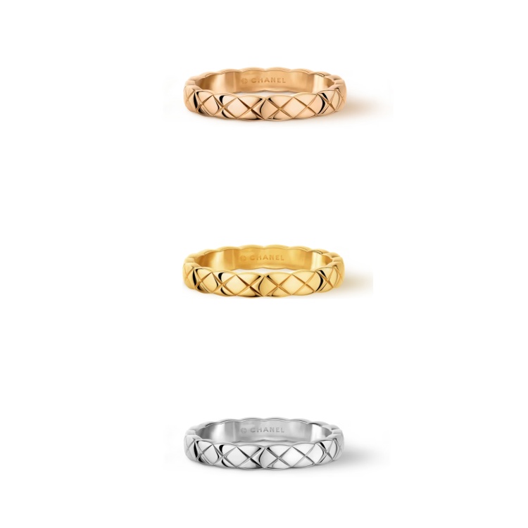 像是一句輕描淡寫的情話，Coco Crush 窄版戒指以細緻的線條勾勒出品牌經典菱格紋，18K Beige 米色金、黃K金、白K金三種金質選擇，各自映照不同的膚色與氣質。