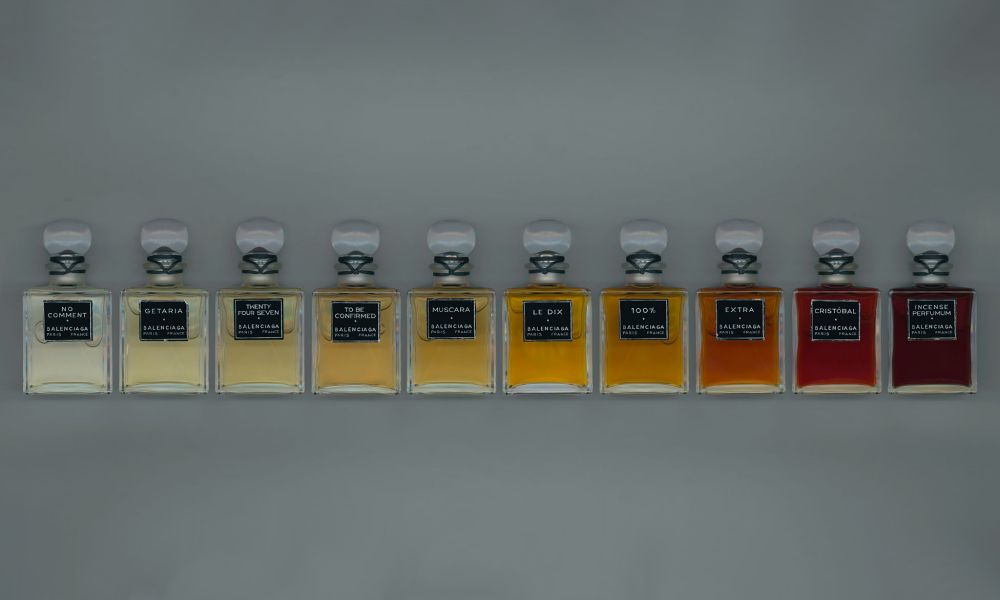 這次，巴黎世家一次推出 10 款香氛作品，其中包含這款經典的 Le Dix。調香師以粉質鳶尾花作為基調，融合羅蘭葉與煙燻焚香氣息，在復刻與創新之間取得微妙平衡。另一款名為 Cristóbal 的香水則以創辦人為名，融合稀有沉香木，呈現一抹內斂的大地氣息，呼應巴倫西亞加低調而堅定的個人風格。每瓶售價為 320 美元（約新台幣 9,600 元）。這次，巴黎世家一次推出 10 款香氛作品，其中包含這款經典的 Le Dix。調香師以粉質鳶尾花作為基調，融合羅蘭葉與煙燻焚香氣息，在復刻與創新之間取得微妙平衡。另一款名為 Cristóbal 的香水則以創辦人為名，融合稀有沉香木，呈現一抹內斂的大地氣息，呼應巴倫西亞加低調而堅定的個人風格。每瓶售價為 320 美元（約新台幣 9,600 元）。