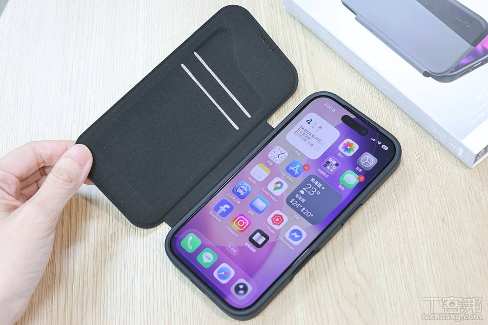 除了保護螢幕外，還內建卡片收納空間，並具備立架功能，支援 MagSafe 功能。