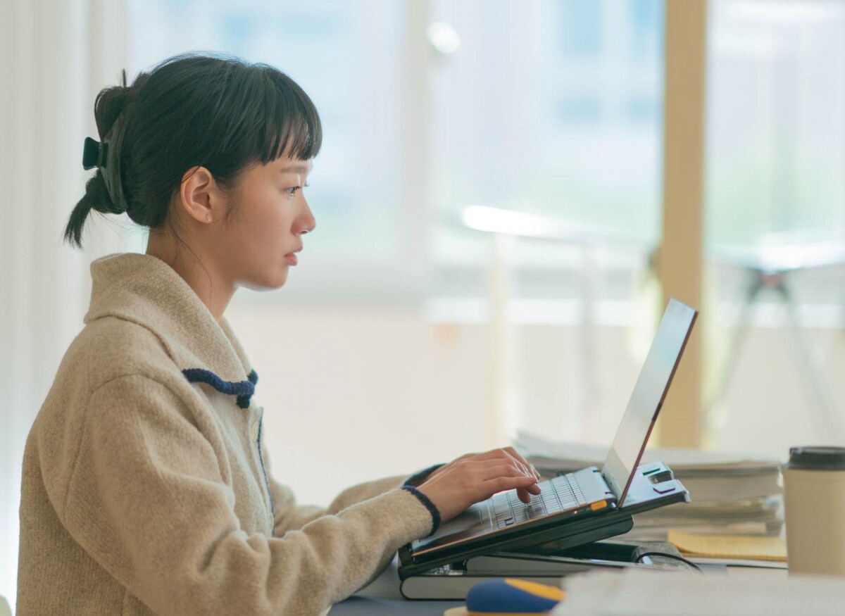 老闆不要看！「上班摸魚技巧」大賞TOP7：保持皺眉、扶額、時不時嘆氣，「這招」是精髓