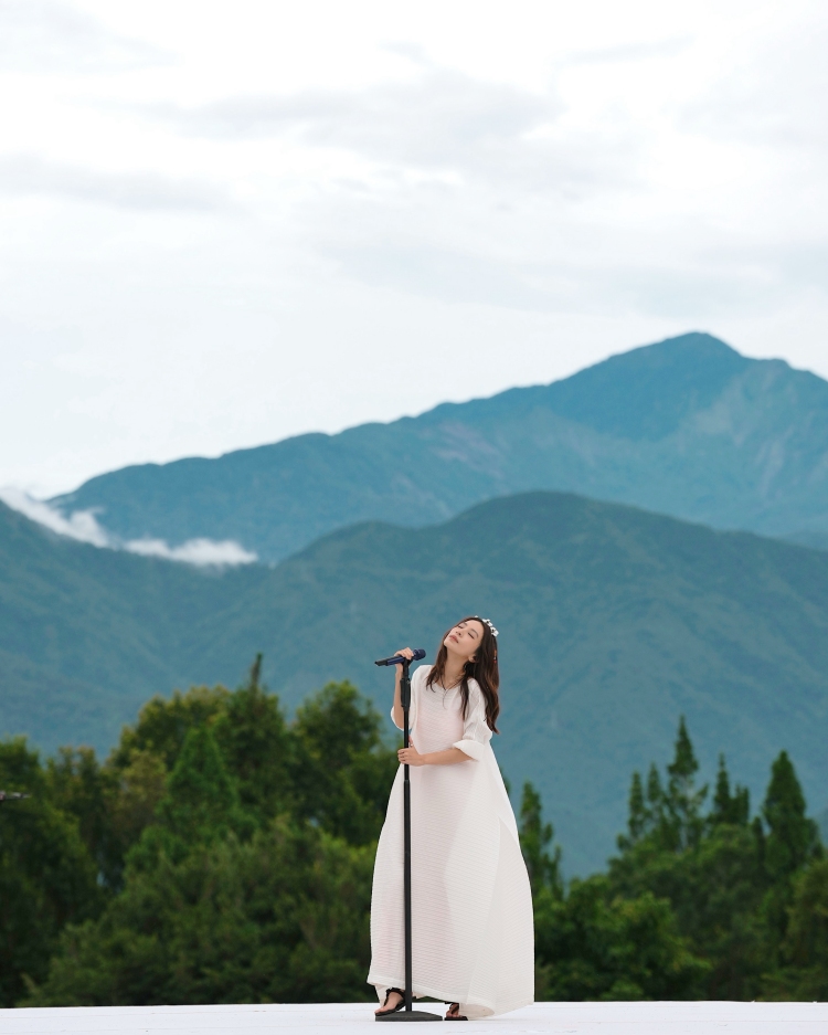 田馥甄在「田調」野地小巡演壓軸場，穿上三宅一生褶皺白色洋裝，寬鬆的版型、垂墜的面料，戴上花冠如花仙子般現身。