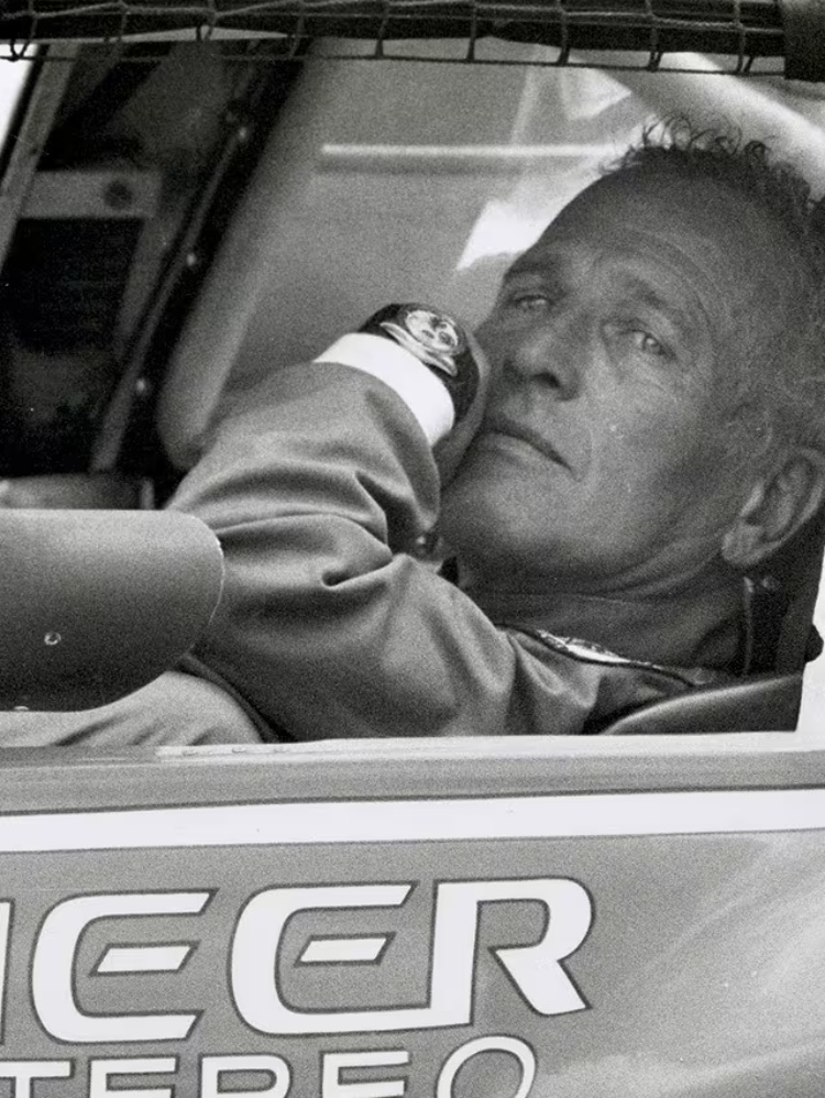 若要說誰讓勞力士 Daytona 躍升至傳奇地位，保羅紐曼絕對是最關鍵的推手。他不僅是好萊塢影帝，更是賽車場上的常客。