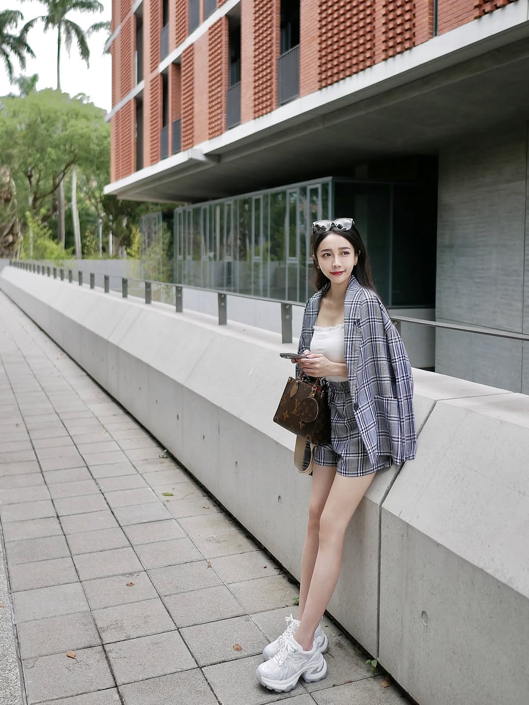 D+AF 8CM銀河之星輕量增高白鞋，搭配格紋短褲西裝套裝，打造輕運動時尚出遊穿搭 王婧WJ (@wj_217_)