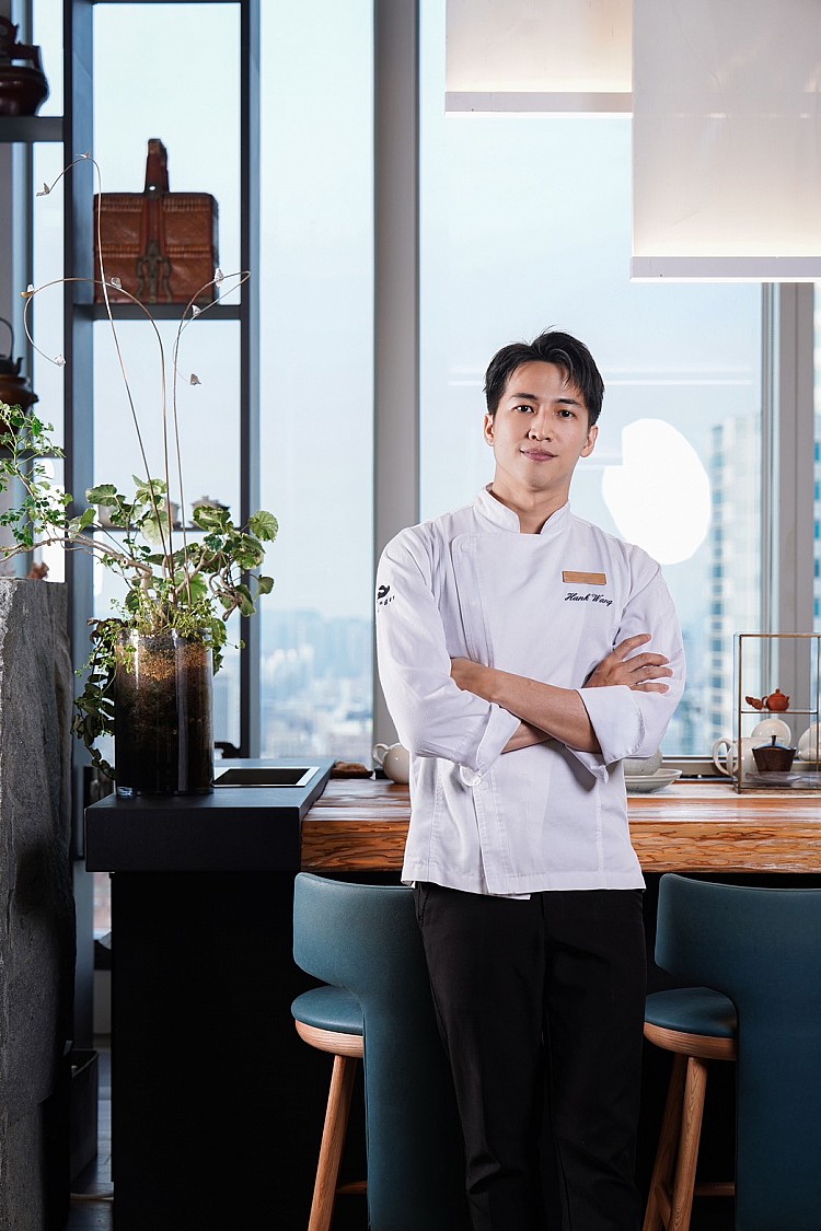 月映海由酒店西點行政主廚王健翰（Hank）親手操刀研發，他曾遠赴巴黎藍帶廚藝學院進修，專攻正統法式甜點，現在則於承億酒店擔任西點行政主廚。