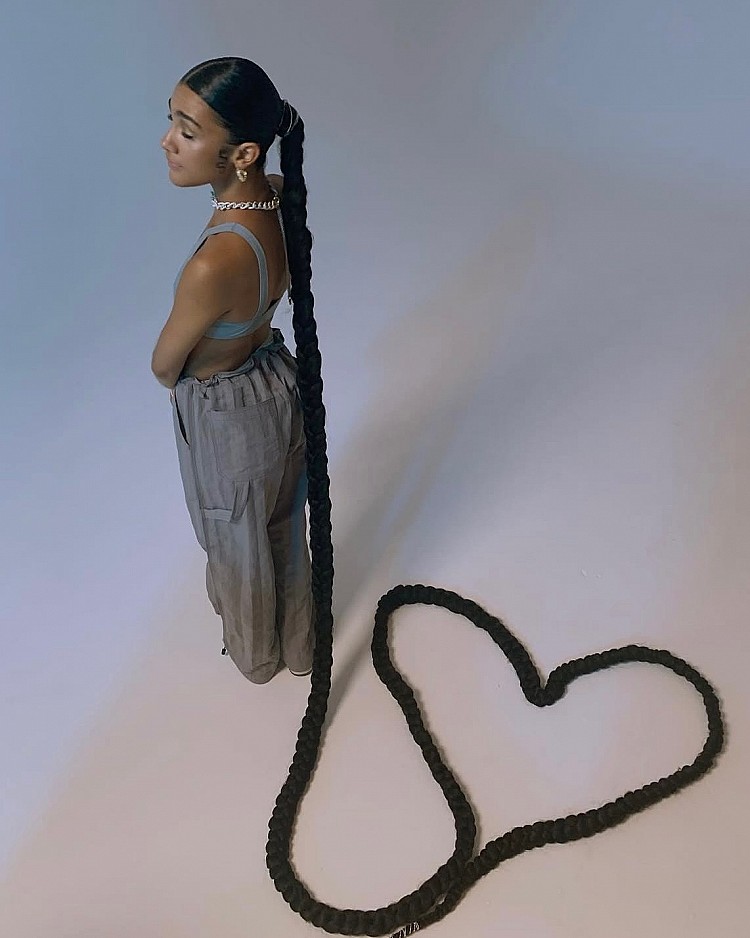 Olivia Dean 在 15 歲時考入了英國表演藝術學院，起初學習戲劇，到了 16 歲開始寫歌，並自學吉他和鋼琴，畢業演出中她被經紀人相中，成為根基樂團的和聲歌手。一直到 2018 年， Dean 發行首支單曲〈Reason to Stay〉，2019 年她與 AMF 唱片和維京EMI唱片簽約，並發行了首張迷你專輯《OK Love You Bye》。