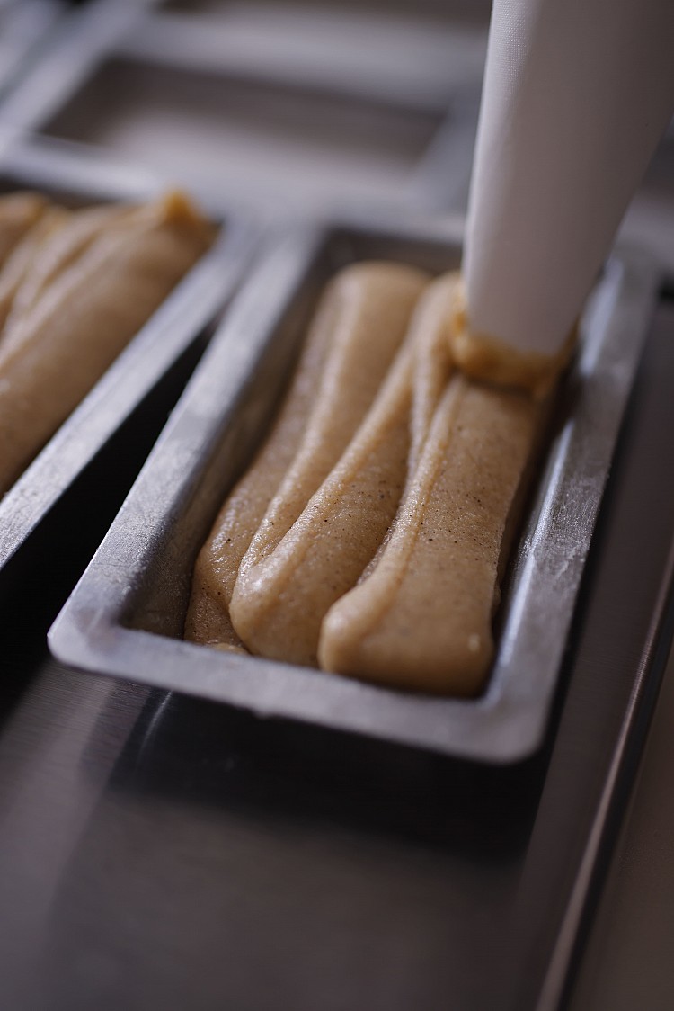 為了讓外帶甜點也能維持完美狀態，他挑選了少數幾款能穩定展現層次的作品：焦糖布丁、費南雪、可麗露與卡士達泡芙。