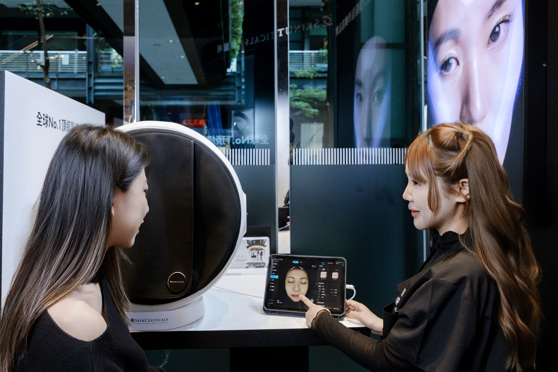首站進駐台北新光三越信義新天地 A11，透過AI肌膚檢測與一對一諮詢，將專業抗老策略轉化為日常保養方案