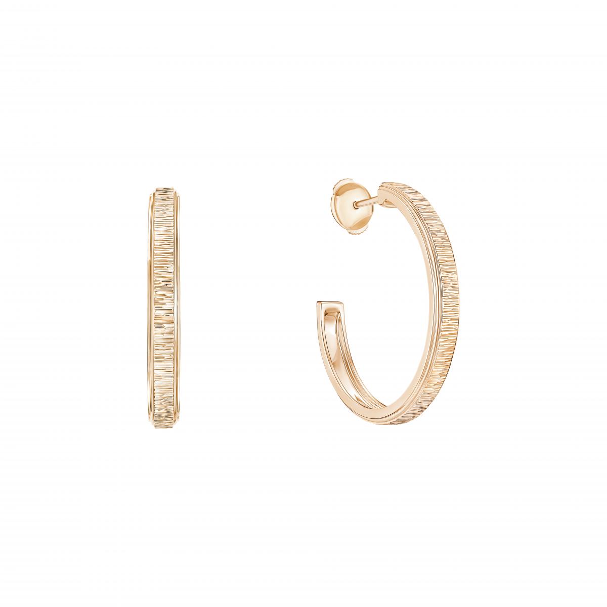 Piaget 的 Possession 系列是一場關於「自由旋轉」的遊戲。18K玫瑰金搭配 Decor Palace 宮廷式裝飾雕刻，光影在表面流動，像是在金屬上跳舞。當耳環微微晃動時，反射出的細膩光澤令人著迷。它不只是一件飾品，而是一種「掌握命運節奏」的宣言，適合每一位懂得與自己和解的現代女性。