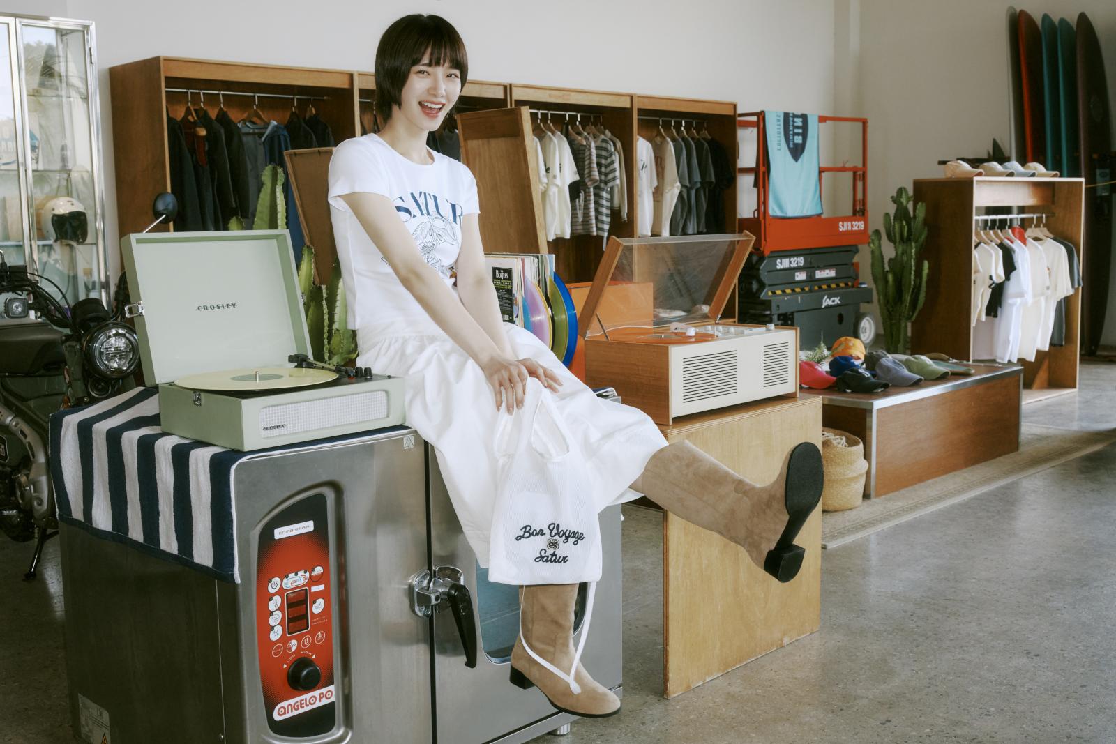 白色澎澎長裙本身自帶浪漫氣息，若搭配平底鞋容易流於甜美。但朴圭瑛選擇卡其棕色的西部剪裁短靴，立刻打破柔美氛圍，增添帥氣感。