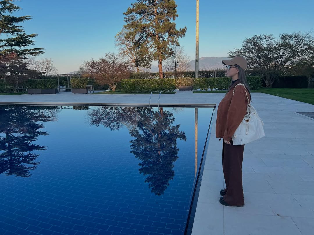 昆凌出遊，身穿大地色系服裝，背白色25包。