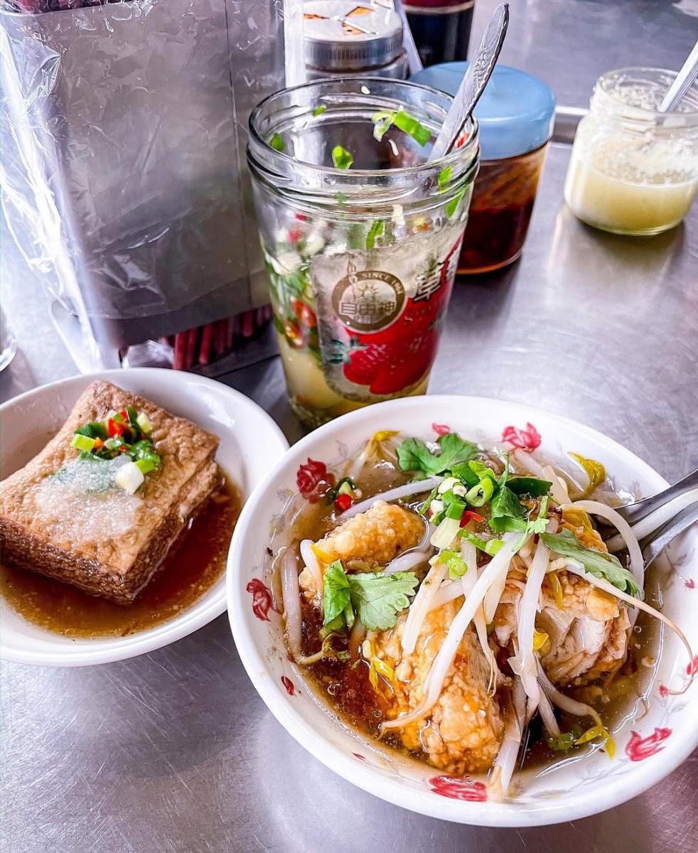 「開元紅燒𩵚魠魚羹」將炸的酥酥的土魠魚與羹湯結合，看似違和的兩者配一起卻很搭，特別是湯頭的部分十足的展現「全糖台南人」的口味，配上台式經典黃麵條可謂絕佳組合。