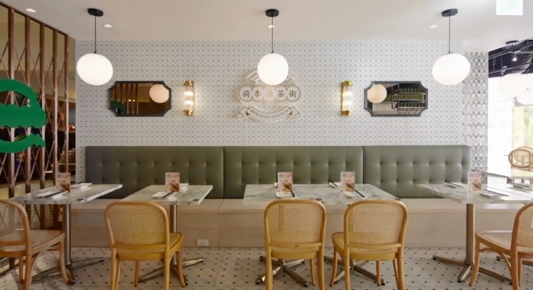 藏身在Sogo忠孝館二樓的荷李活茶街，門口即以孔雀綠霓虹招牌與幾何馬賽克牆磚吸睛，整體設計揉合復古港風與時尚感。