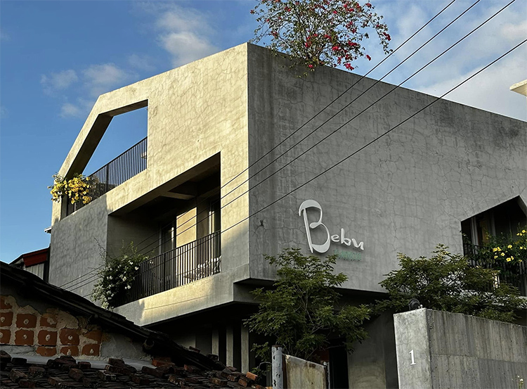 「春嬌粄條」，是一棟低調卻醒目的清水模別墅，挑高空間搭配開放式廚房，讓煮食的香氣與溫度在空氣中流動