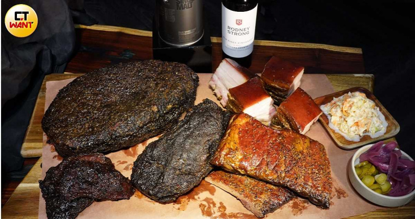 記者會現場展示bark.Q的「旗艦牛前胸肉」、「煙燻牛頰肉」等品項，很適合搭配紅酒或單一麥芽蘇格蘭威士忌等酒款品嘗。（圖／魏妤靜攝）