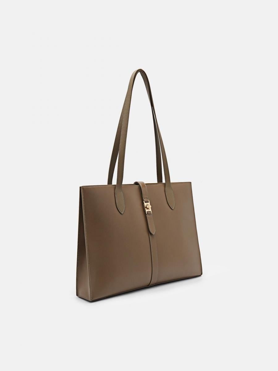 來自Pedro Studio皮革托特絕對是質感女孩的夢幻逸品。選用柔軟小牛皮材質打造，包身線條俐落分明