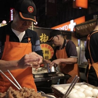 跟著黃仁勳「迺夜市」AI教父認證「饒河夜市」必吃美食大公開｜必比登推薦胡椒餅、爆紅綿綿冰