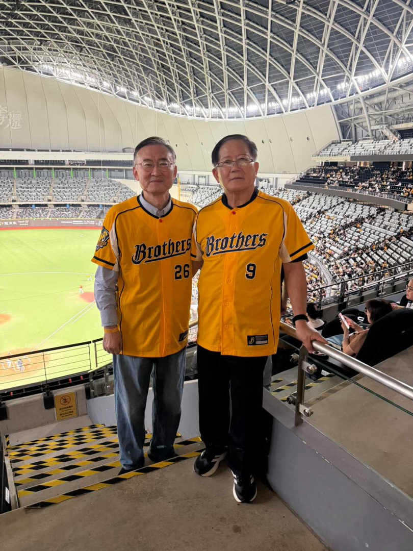 中信育樂董事長陳國恩（圖右）表示，感謝駐台北韓國代表部黃載皓代表（圖左）開球，此次攜手駐台北韓國代表部，透過棒球、觀光、美食、娛樂與啦啦隊等面向，讓球迷再次感受韓流的獨特魅力，為球迷創造更豐富多元的觀賽體驗。（圖／中信育樂提供）