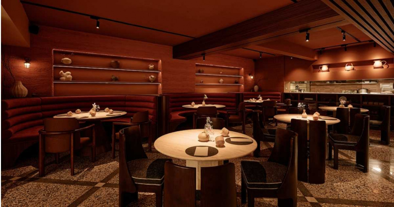 餐廳選用砂岩、陶土、手刷牆面等自然質地，搭配從拉丁美洲常見建築、土壤與自然風景取材的紅土、黃土等大地色系，還有些陶器是從鶯歌特別訂製。（圖／MMHG提供）