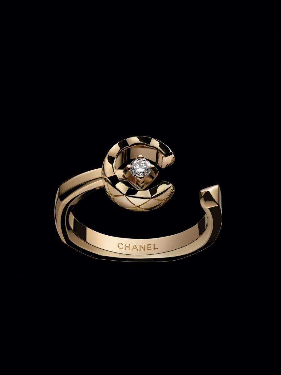 Coco Crush 初登場時，並非為了追逐短期流行而生。系列以香奈兒經典菱格紋為核心，將2.55包款的符碼轉譯為可被日常佩戴的高級珠寶語言，卻刻意避開具象敘事與過度裝飾。早期款式集中於戒指與手環，通路布局相對保守，甚至一度未進入美國市場。這樣的策略，使它在起初更像是一條「給懂的人」的珠寶線，而非話題製造機。正如外媒《WWD》提及，香奈兒腕錶暨珠寶總裁 Frédéric Grangié 形容：「這是一條被低度開發、且極度聚焦核心語彙的系列」。也因此，Coco Crush 的成長並非仰賴一次性的市場爆點，而是透過設計邏輯與佩戴體驗的長期累積逐步成形。香奈兒高級珠寶創意工作室將菱格紋拆解為圓角方形比例、K 金鐫刻切線與扇形飾邊，建立高度一致的視覺語言，讓每一件作品即使單獨存在，也能一眼辨識。這種「慢熟」節奏，逐漸形塑出「可以天天佩戴的高級珠寶」直覺，也為日後的全球擴張保留了足夠的彈性與深度。