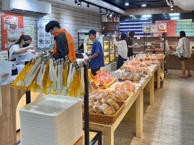 「白楊樹糕點舖」前身為在內湖就小有名氣的義大利麵專賣店「17 廚房」，於 2023 年租約到期後同樣搬遷到桃園藝文特區，並改良成為麵包專賣店。