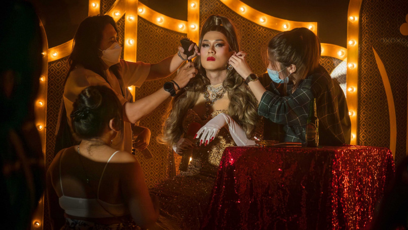 每當許瑞奇換造型或是需要補妝，就會有好幾雙手同時在他身上忙碌著。（圖／甲上提供）