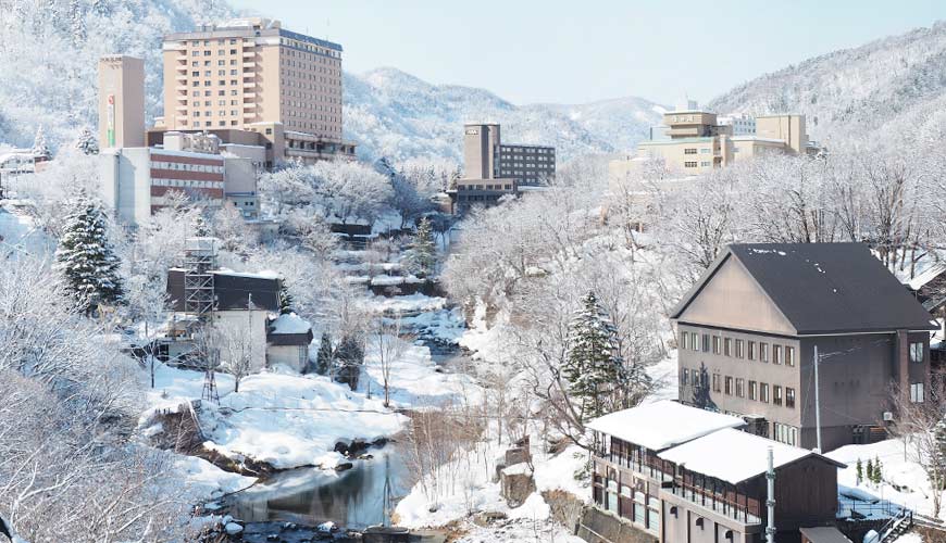北海道「定山溪溫泉」兩天一夜行程：滿山楓葉、雪中溫泉絕景，札幌出發40分就到| 樂吃購！日本
