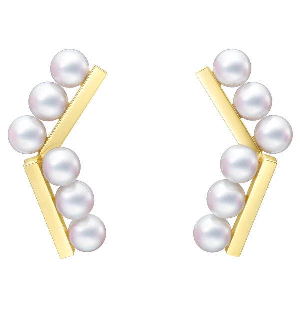 獨特的折角線條，將多顆圓潤的阿古屋珍珠，排列於平行的幾何結構上，其如迴旋鏢般的流線造型，能順著耳廓優雅延伸，不僅具備絕佳的修飾效果，更在經典珍珠中注入了現代前衛的靈魂。（商品價格約：NTD 150,000）