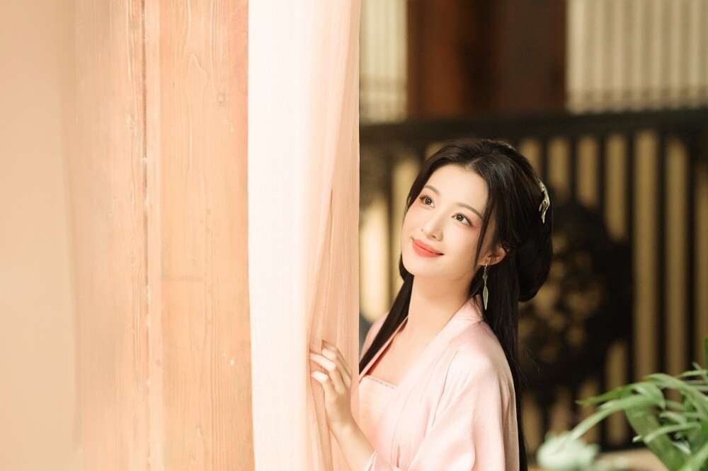 陸劇《慶餘年2》演員古裝vs時裝！張若昀比第1季上相，李沁仙氣，辛芷蕾、宋軼時裝也美