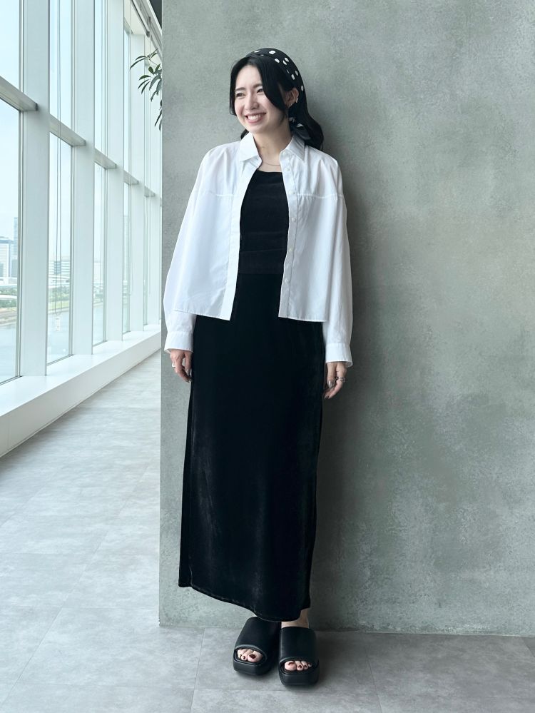 除了作為單穿上衣，Uniqlo這件短版襯衫更能化身為輕外套。