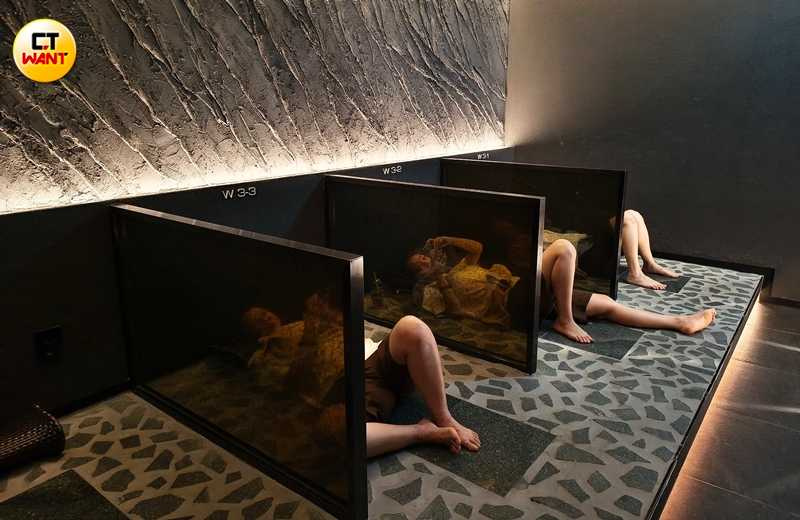 石頭主題區會有多個房間、每間皆如圖中設置隔板，保有一定隱密性，躺下後也能讓全身在稍高溫度的狀態下感受如泡湯般的放鬆。（圖／魏妤靜攝）