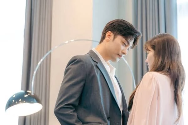 由鄭侑敏、成勳、陳智熙、姜信曉、吳昇允主演的《完美的結婚公式》，故事圍繞在從小被家族忽視的女主角在遭受背叛後決心逆轉命運，她回到過去重新布局，改寫婚約、利用婚姻結盟、反擊傷害自己的人。