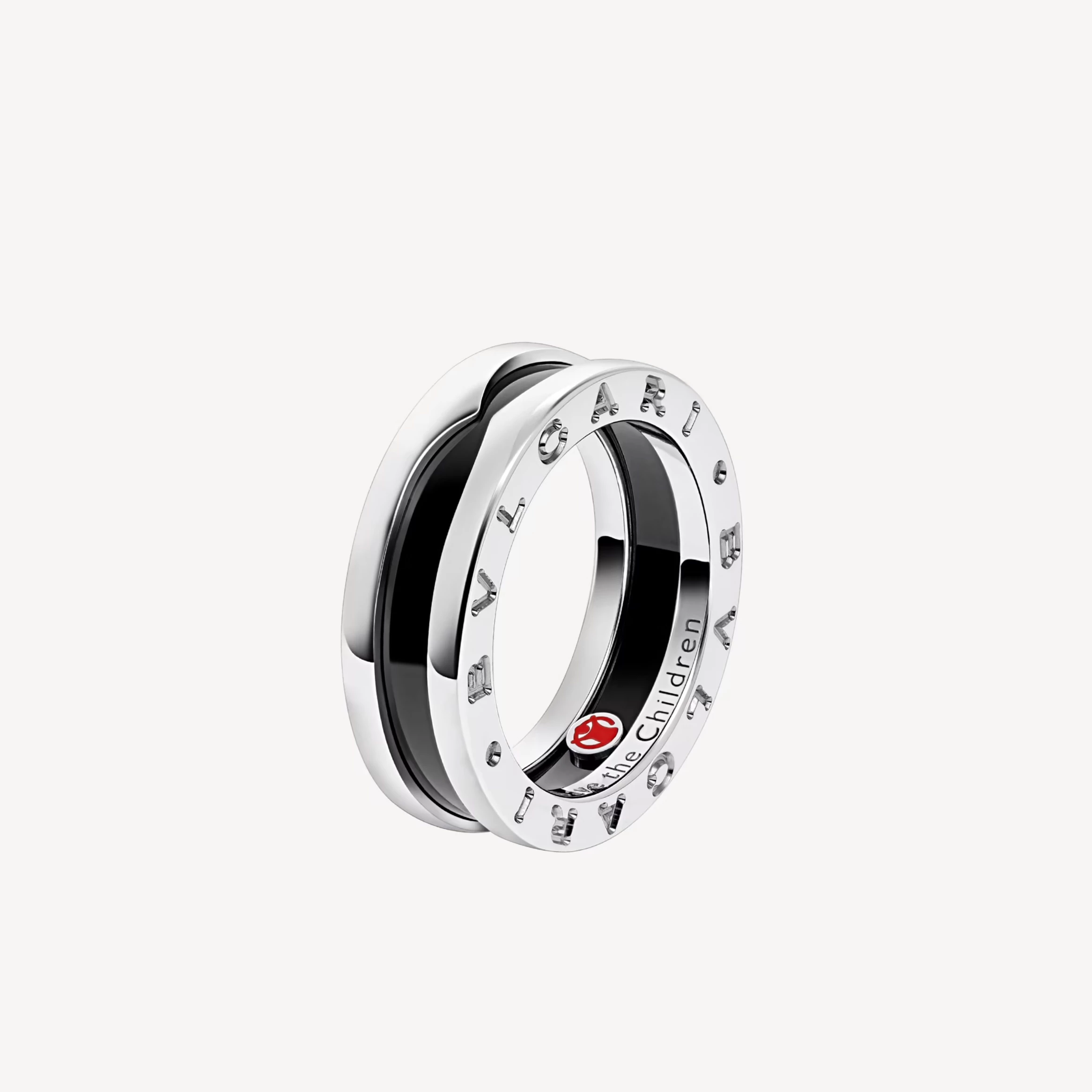 這款純銀戒指鑲飾黑色陶瓷，設計靈感源自 B.zero1 經典結構，外圈鐫刻品牌字樣與 Save the Children 標誌。黑與銀的對比俐落清晰，帶有些許都會感，也降低了傳統珠寶的距離感。每售出一件，品牌將捐贈95歐元（約3,530元台幣）支持救助兒童會計劃，讓佩戴行為本身多了一層實質意義。從設計角度來看，它保留了 B.zero1 的圓環比例與工業語彙，卻以更輕盈的材質呈現，適合日常疊戴或單戴。對於初次接觸精品珠寶的人而言，這是一枚兼具象徵性與可負擔性的入門款式。不到兩萬元的價格，卻仍能完整體驗品牌標誌性的羅馬基因，編輯非常推薦入手一枚。