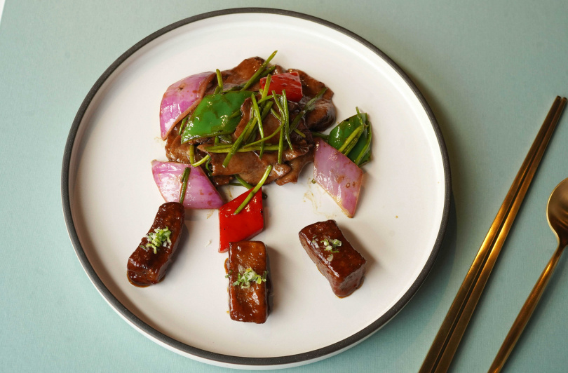 可一次吃到厚切與薄切的「雙味爆炒胡椒牛舌」香氣四溢，是九華樓新菜之一。（680元，圖／魏妤靜攝） 