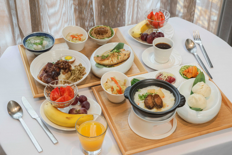 分別以鮑魚干貝海鮮粥（前）、南豐滷肉飯與控肉為主打的兩款早餐，各有自己的台味擁護者。（圖／楊澍攝）