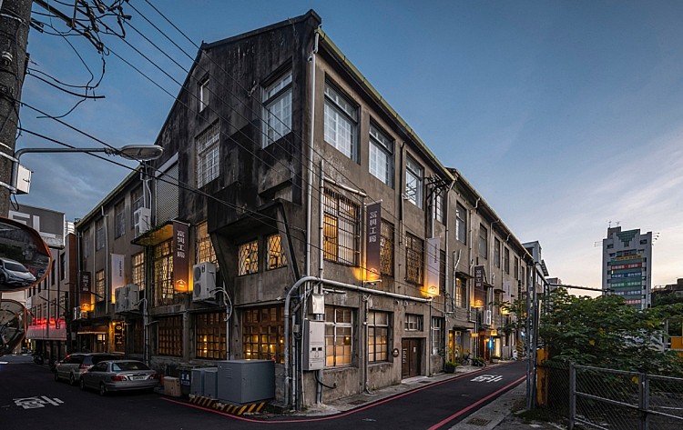 富興工廠1962 的前身是台灣第一家化妝品製造廠「盛香堂」，該工廠建於約 1960 年代，主要生產「雪芙蘭」「水平衡」等保養品，是許多老台中人共同的記憶，在2021 年重生為台中舊城區最重要的文化聚落之一。