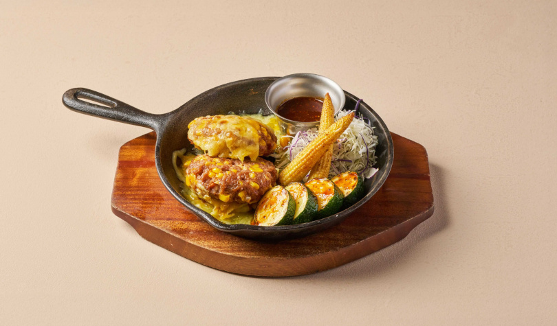 「炭烤起司漢堡排」可見金黃起司融在肉排上，一刀切下還有香濃醬汁緩緩流下。（圖／YACHE提供）