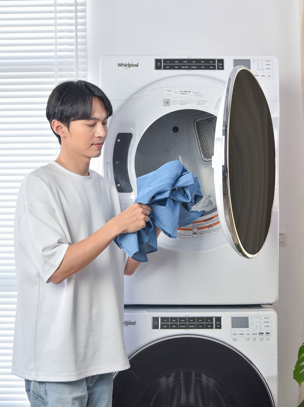 惠而浦推出直立與滾筒雙機種，主打窄身大容量與蒸氣除菌洗