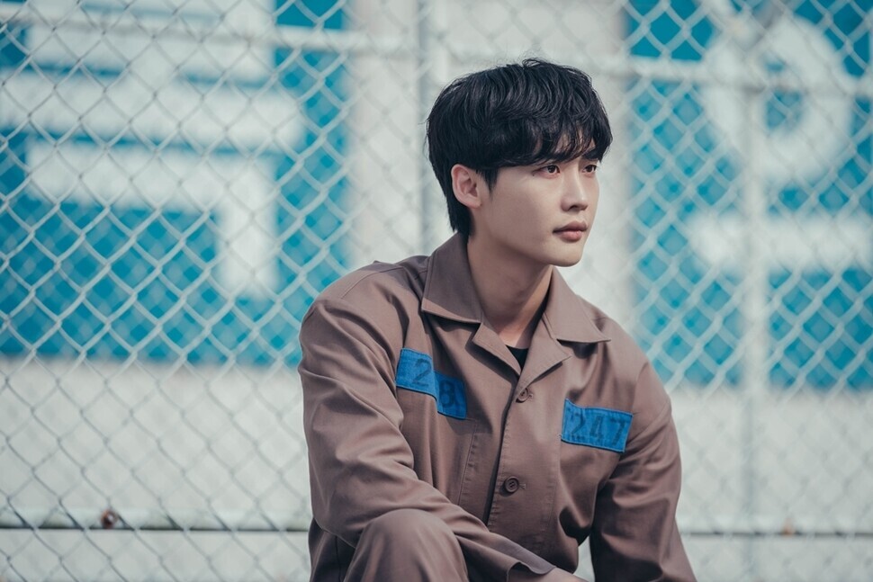 《美好世界》韓劇囚服冷知識：為什麼有人可以穿粉色囚服？名牌顏色代表不同罪行？