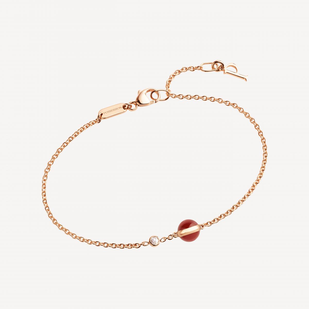    伯爵 Possession 系列一向以「旋轉」的設計聞名，將遊戲感與珠寶藝術完美結合。這款18K玫瑰金紅玉髓手鍊，以一顆可旋轉的紅玉髓圓珠搭配一顆美鑽，彷彿時間的齒輪在腕間輕輕轉動。