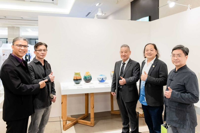 （左起）工藝研究發展中心 陳殿禮 主任 、2025臺灣工藝獎「工藝美術組」一等獎得主 紅琉璃有限公司 、新光三越文教基金會 馬振華執行長 、臺灣工藝聯盟總會 葉志誠總會長、臺灣​(圖/業者提供)​