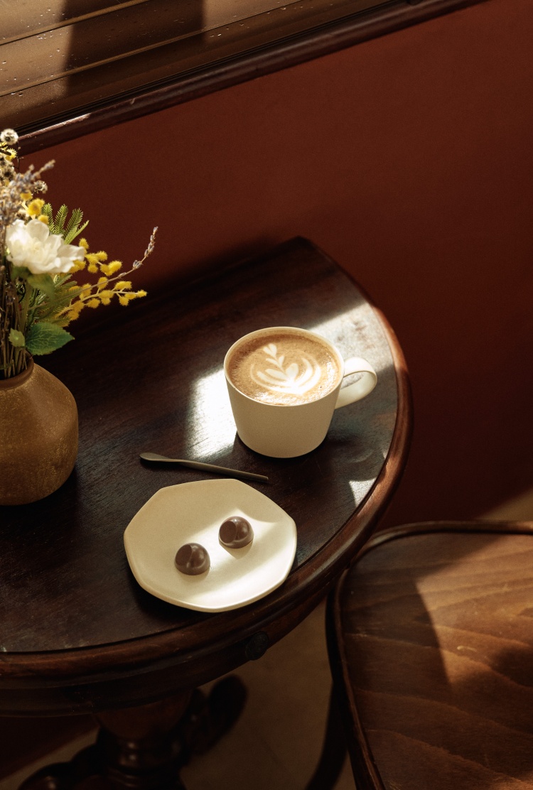 Kakaw Bon 並不追求單一強烈的甜感或可可濃度，而是將「風味」視為一種語言系統並以此作為核心來創作，品牌選擇 Bon Bon 夾心巧克力作為主要形式