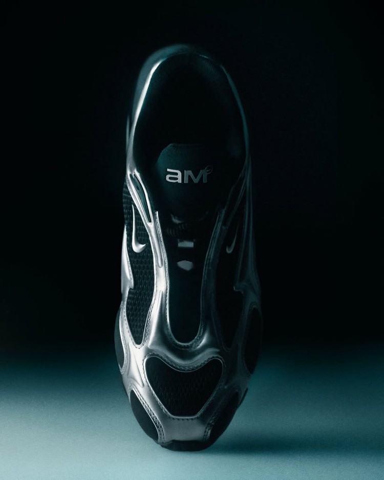 腳上選擇金屬感細節的Nike Air Max Muse，低調卻具存在感，為整體造型注入機能與潮流並重的能量。