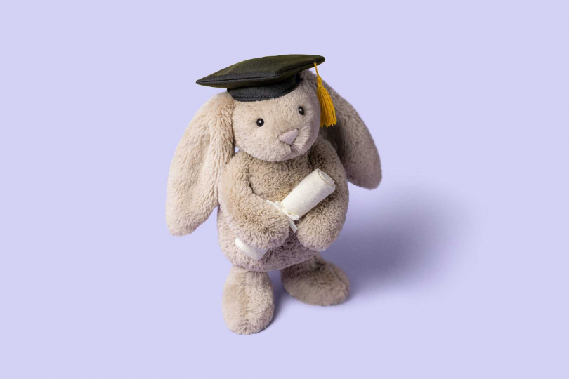 Jellycat Bashful Bunny Graduation Outfit 畢業兔／2880元（圖／品牌提供）